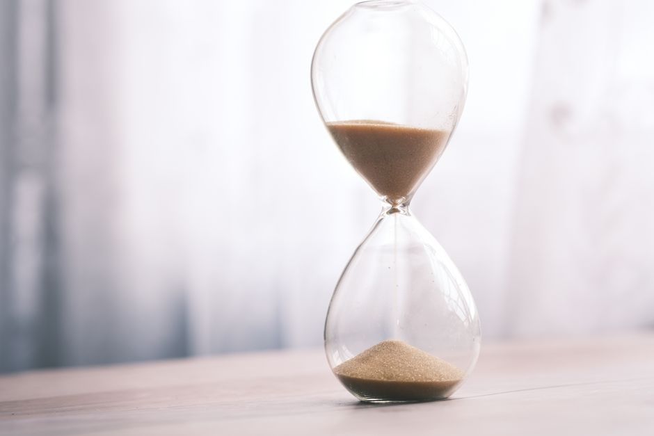 An hourglass running out, representing the December 7 deadline to change Medicare coverage
